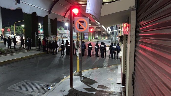 Policías toman mercado de Amalucan