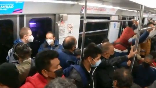 Ricardo Anaya presume viaje en combi y Metro (VIDEO) 