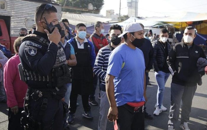 Tianguistas de Los Lavaderos se enfrentan a policías en operativo