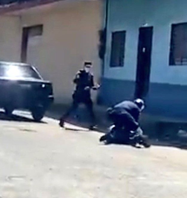 Borracho atropella a su amigo y a un policía para evitar arresto (VIDEO)