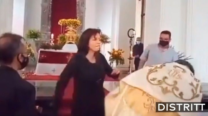 Mujer cachetea a sacerdote en misa de Jueves Santo