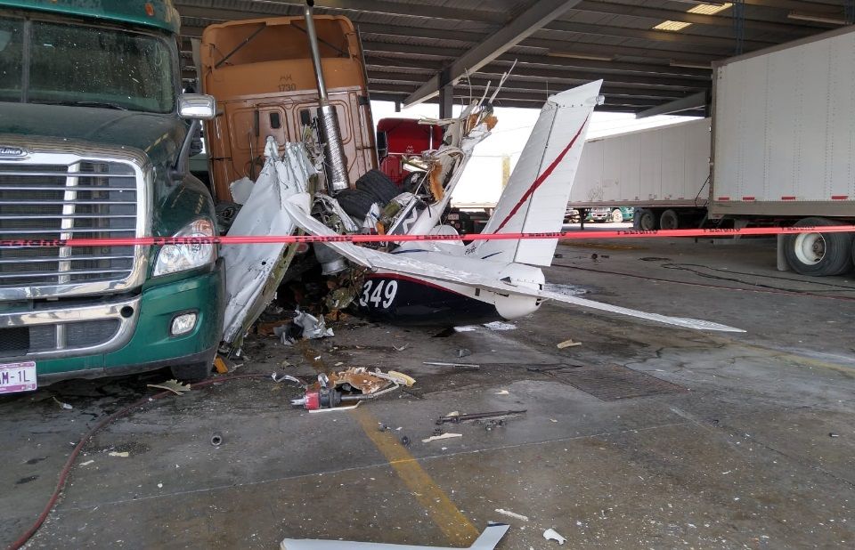 Nuevo León. Cae avioneta en carretera a Laredo; hay 6 muertos
