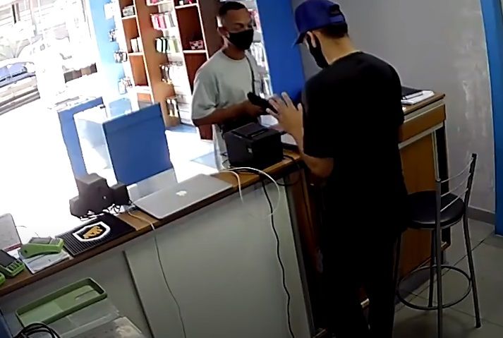 Video. Ladrón intenta robar negocio y dueño le dispara