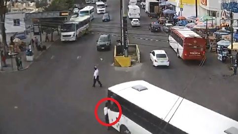 Edomex. Autobús atropella a policía en Toluca |VIDEO 