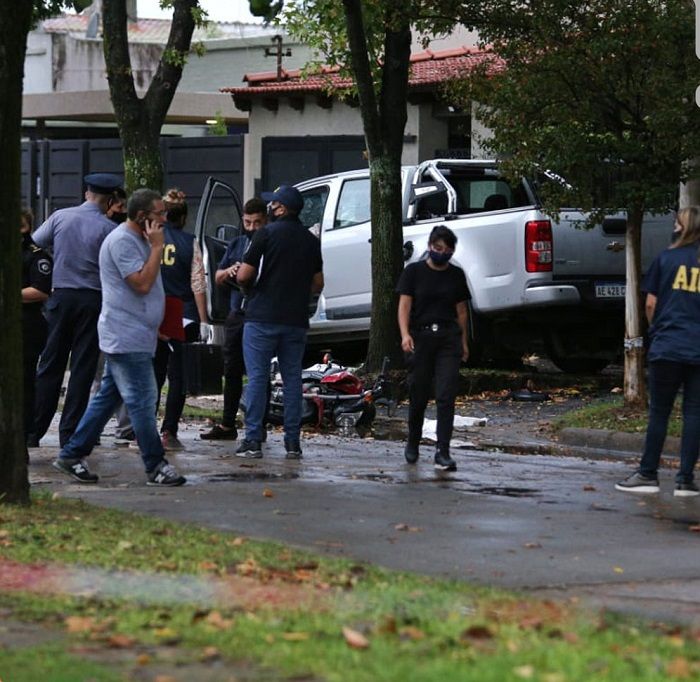 Hombre atropella y mata a ladrones