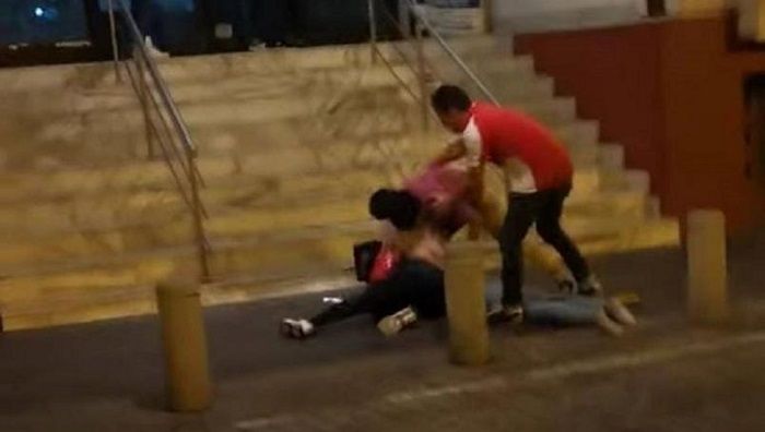 Sujeto golpeando a mujer hasta dejarla inconsciente