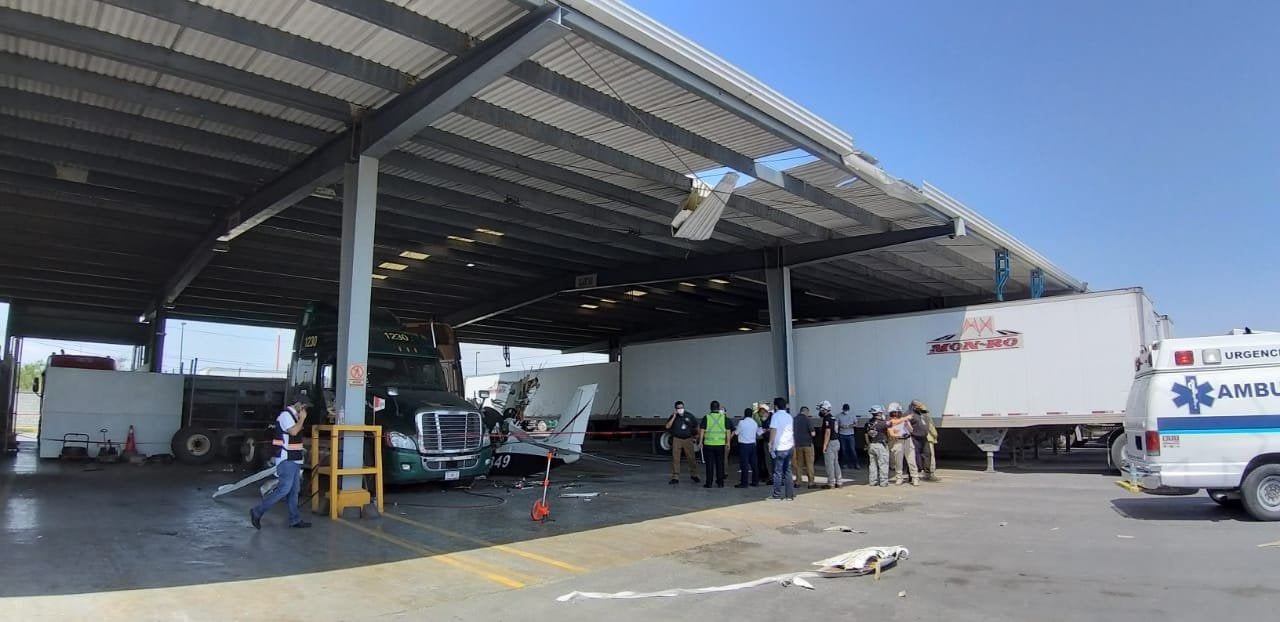 Nuevo León. Cae avioneta en carretera a Laredo; hay 6 muertos