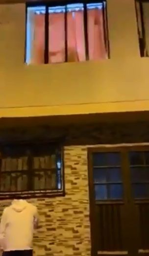 Lleva serenata a su novia y la descubre con amante (VIDEO)