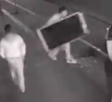 Ladrón cae de segundo piso en pleno robo; cómplices lo arrastran inconsciente