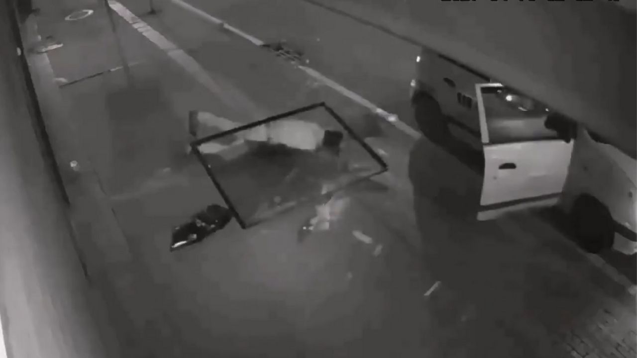 Ladrón cae de segundo piso en pleno robo; cómplices lo arrastran inconsciente