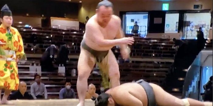 Muere luchador de sumo tras recibir golpe en la cabeza