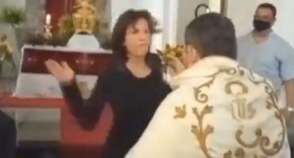 Mujer cachetea a sacerdote en misa de Jueves Santo