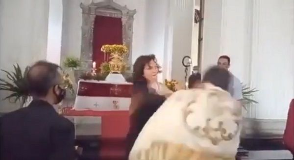 ¿Quién es la mujer que agredió a sacerdote?+