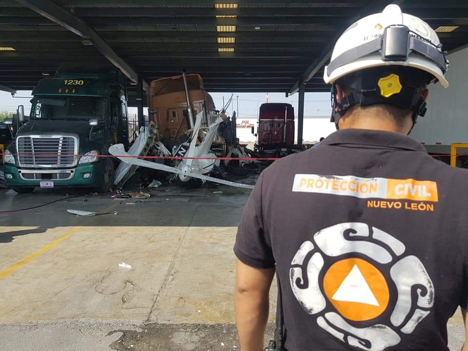 Nuevo León. Cae avioneta en carretera a Laredo; hay 6 muertos