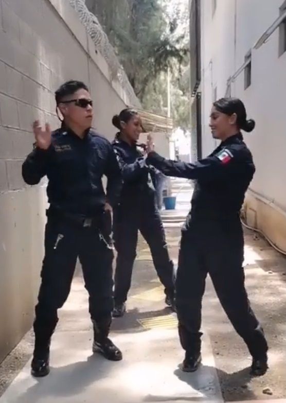 Policías de Michoacán suben sus bailes a TikTok