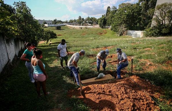 Roban cuerpo de hombre muerto por COVID en Colombia