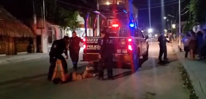 Policías someten a golpes a joven en Tulum