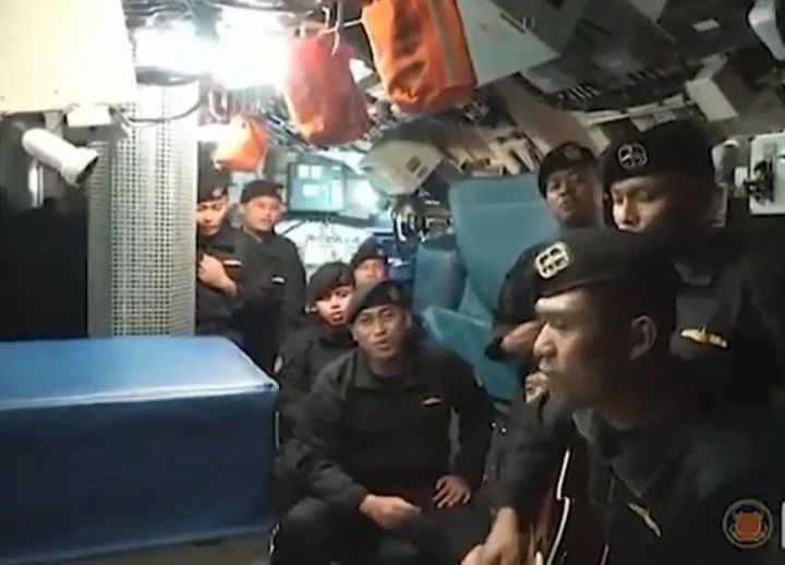 Difunden video de tripulantes cantando antes de morir en submarino