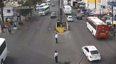 Edomex. Autobús atropella a policía en Toluca |VIDEO 