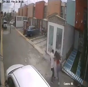 Edomex. Hombre golpea a mujer en fraccionamiento de Ecatepec