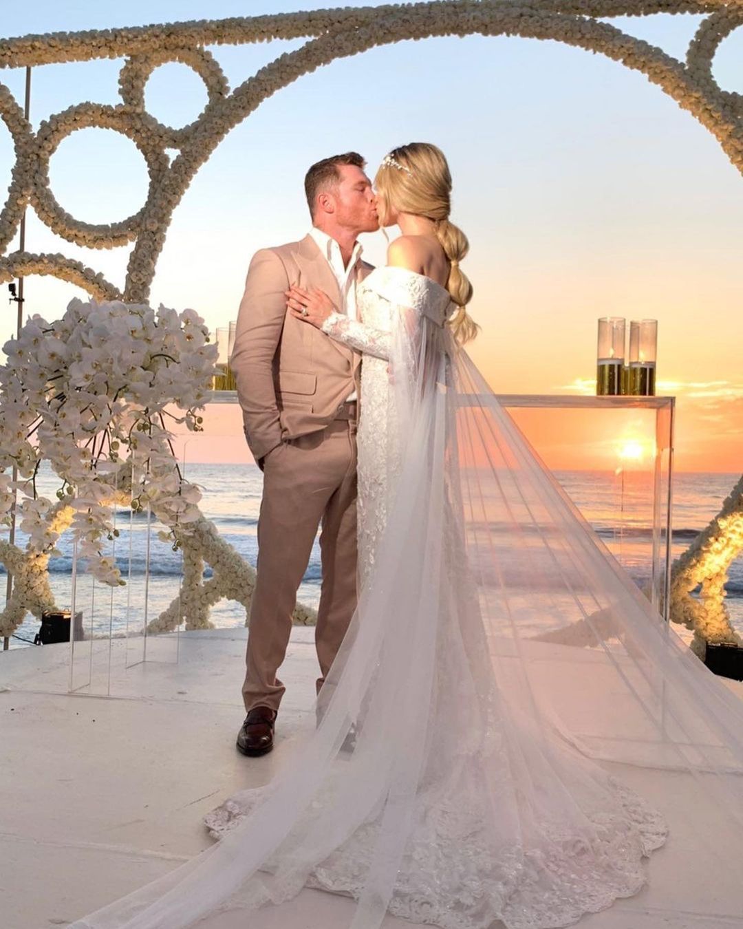 Los atuendos de Canelo Álvarez y Fernanda Gómez en su boda