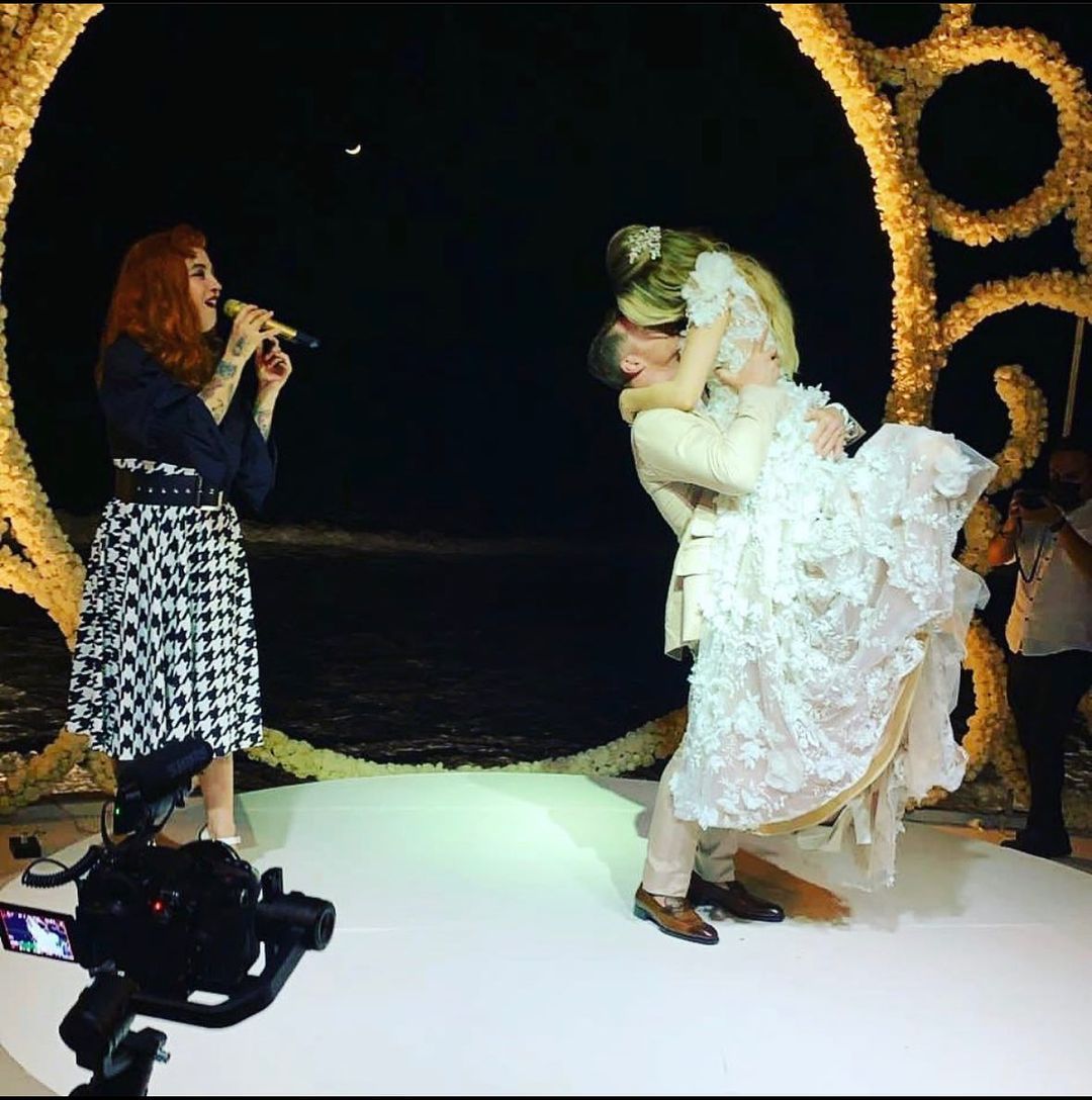 La participación de Mon Laferte en boda de Canelo Álvarez