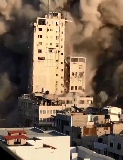 Reportera continúa con su reporte a pesar del bombardeo
