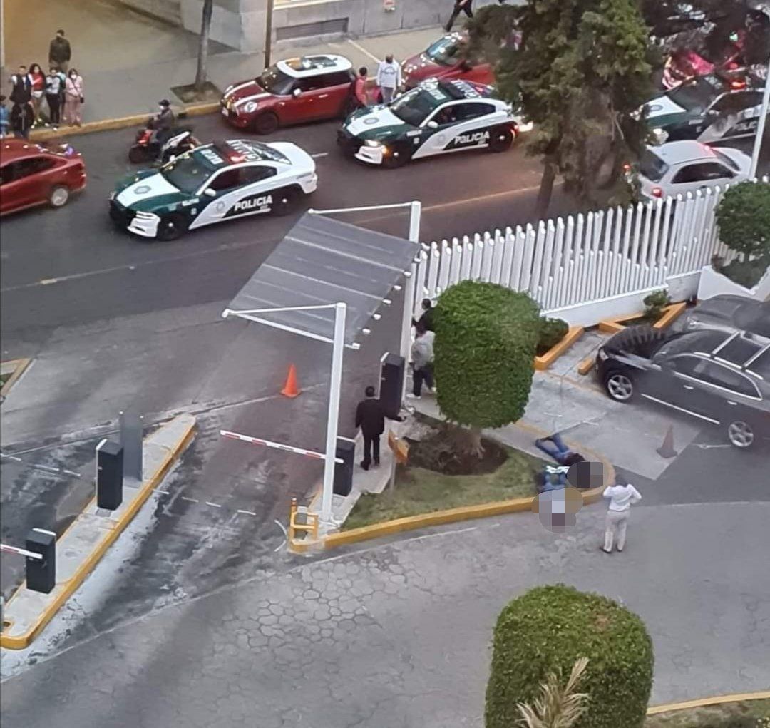 Captan asesinato de dos hombres en estacionamiento del Hospital Ángeles