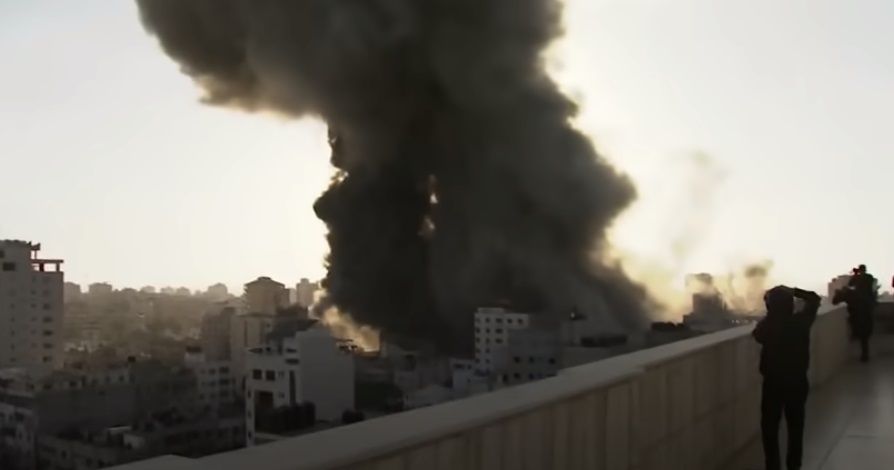 Bombardeo en Gaza sorprende a reportera en vivo |VIDEO