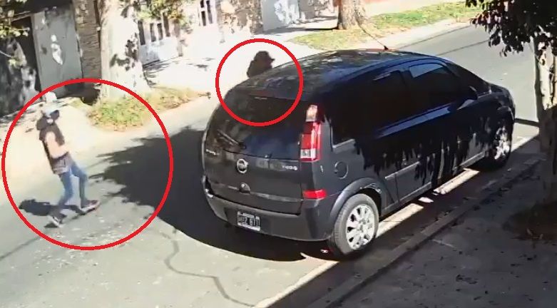 Captan ataque a mujer en plena calle; delincuentes la habrían confundido |VIDEO