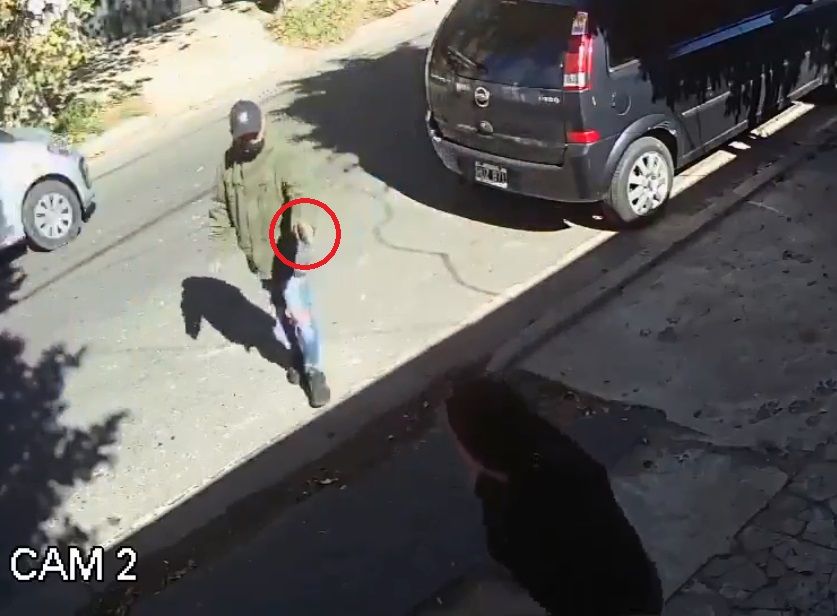 Captan ataque a mujer en plena calle; delincuentes la habrían confundido |VIDEO