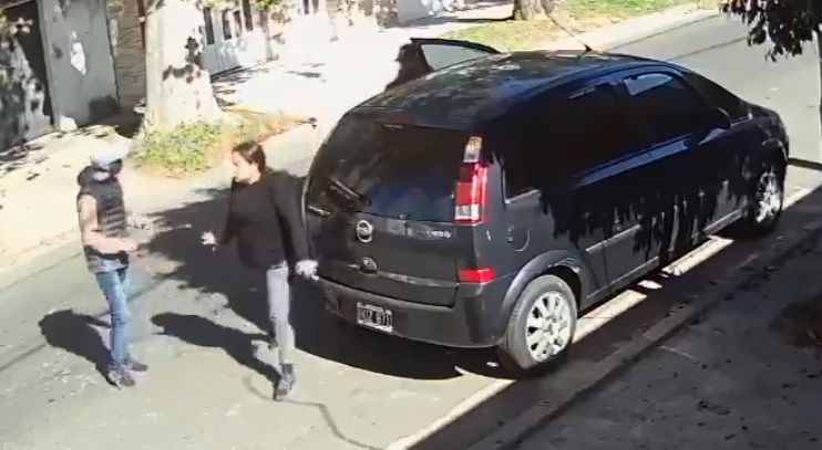 Captan ataque a mujer en plena calle; delincuentes la habrían confundido |VIDEO