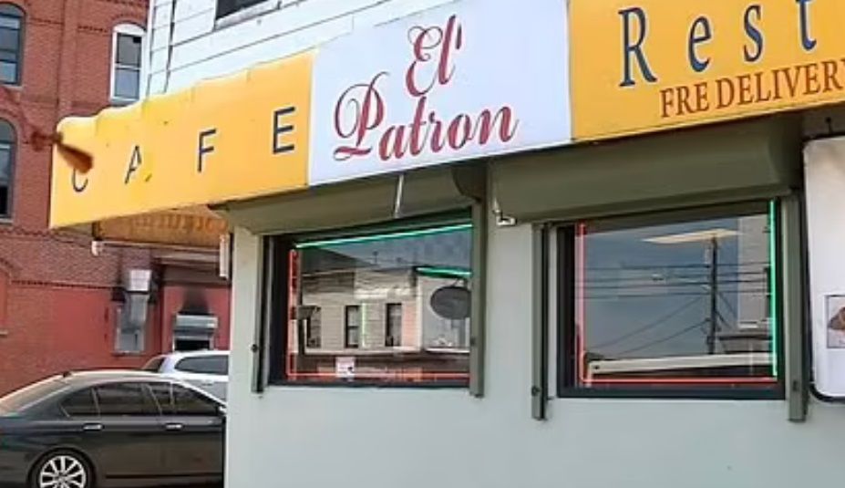 Mamá de 14 años entrega bebé a clienta en restaurante de EU