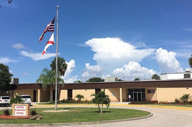 EU. Directora golpea con una tabla a alumna en Florida |VIDEO  