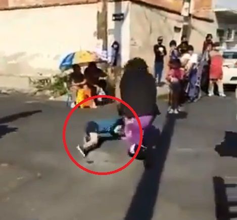 Luchador El Vikingo azota a niño contra el suelo durante función en CDMX |VIDEO