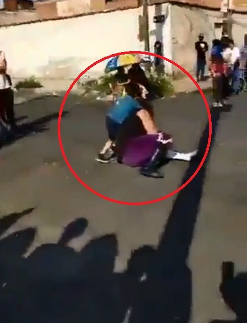 Luchador El Vikingo azota a niño contra el suelo durante función en CDMX |VIDEO