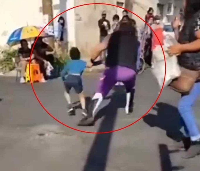 Luchador El Vikingo azota a niño contra el suelo durante función en CDMX |VIDEO