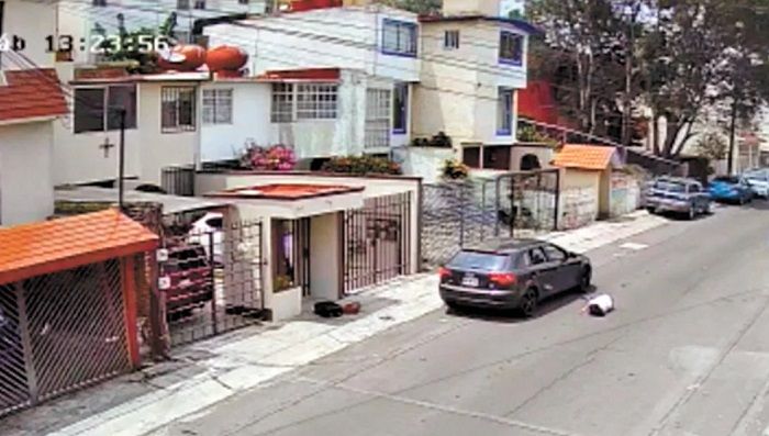 Captan a hombre lanzando a su novia desde auto en Edomex