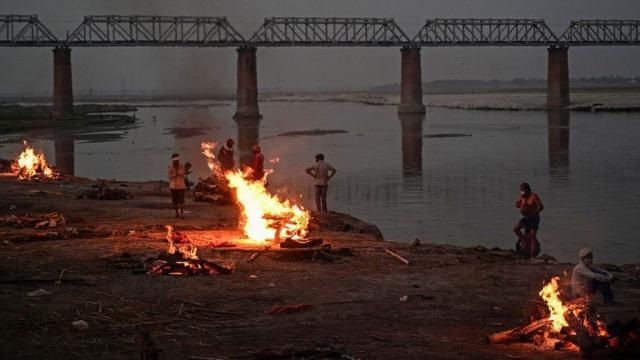  India. Arrojan al río cuerpo de hombre que murió por COVID