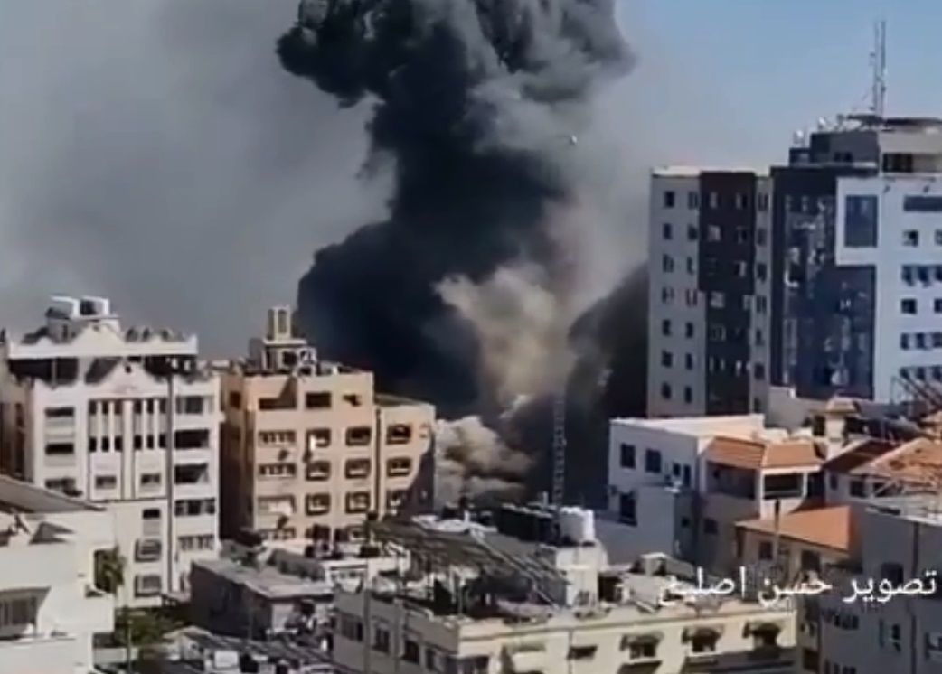 Israel bombardea y destruye edificio de medios de comunicación en Gaza (VIDEO)