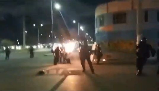 Colombia. Jóvenes lanzan bomba incendiaria a policía durante manifestación