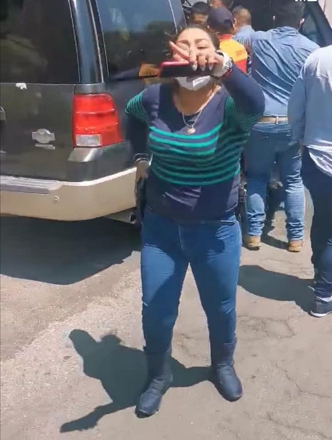 Lady Pistola. Policía intimida a personas con arma en Edomex