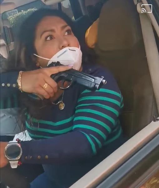 Policía intimida a personas con arma en Edomex