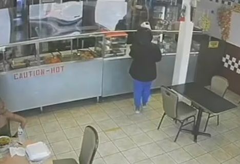 Mamá de 14 años entrega bebé a clienta en restaurante de EU