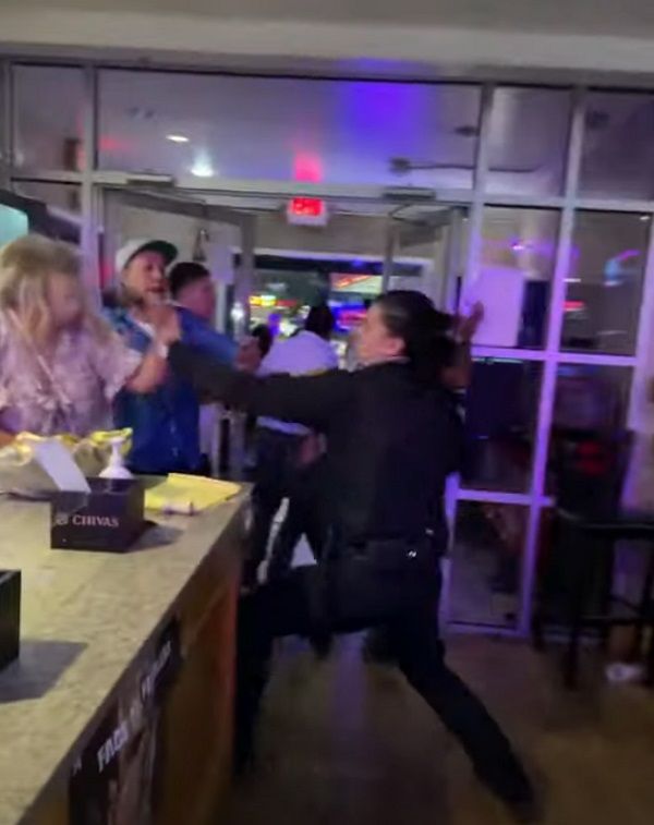 Video de mujer policía golpeando a señora que la agredió