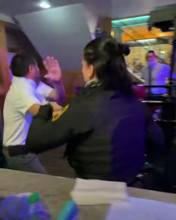 Mujer policía propina derechazo a señora que la agredió