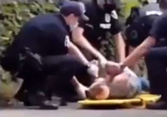 Policías interceptan a mujer zombie de Seattle