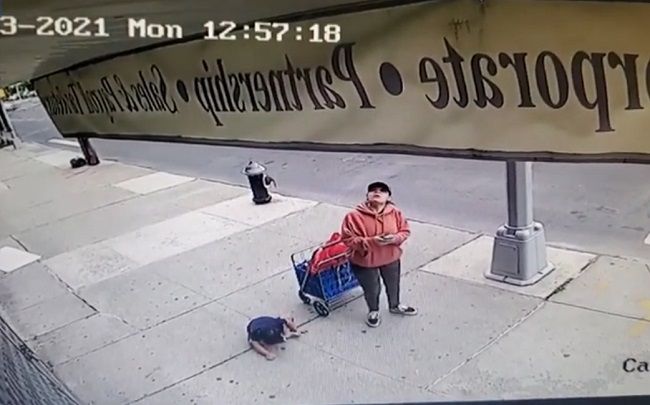 Video capta a niño caer del quinto piso