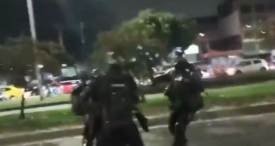 Colombia. Jóvenes lanzan bomba incendiaria a policía durante manifestación