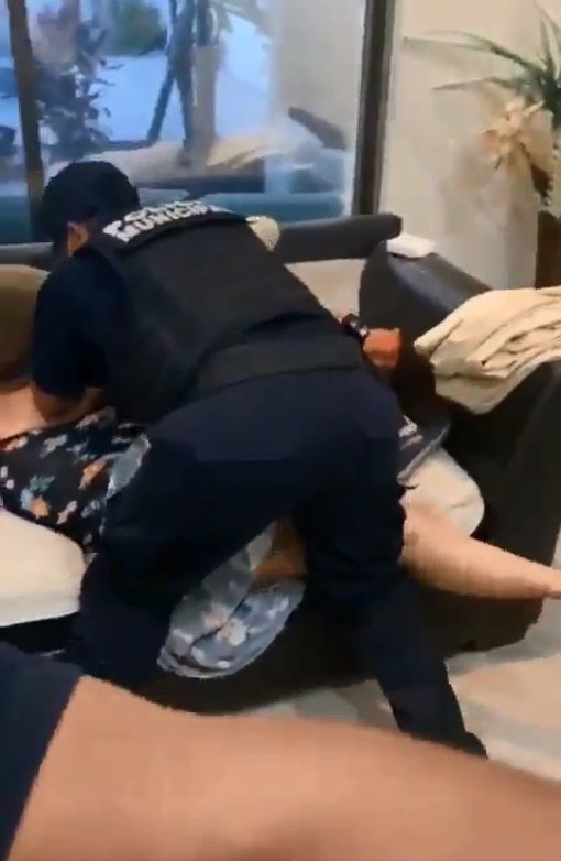 Policía municipal somete a abuelita que allanó propiedad en Cancún (VIDEO)